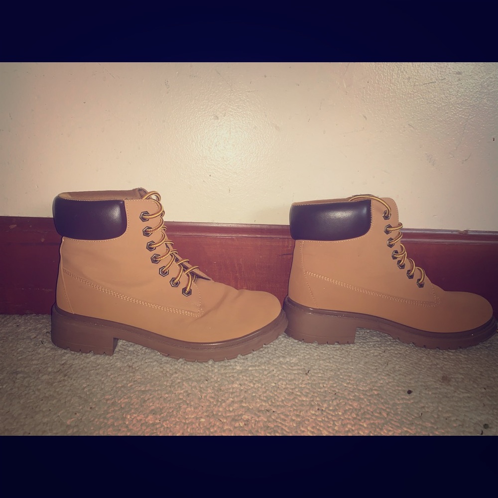 Light brown shoes.1 1/2 inch heal. Hardly worn.